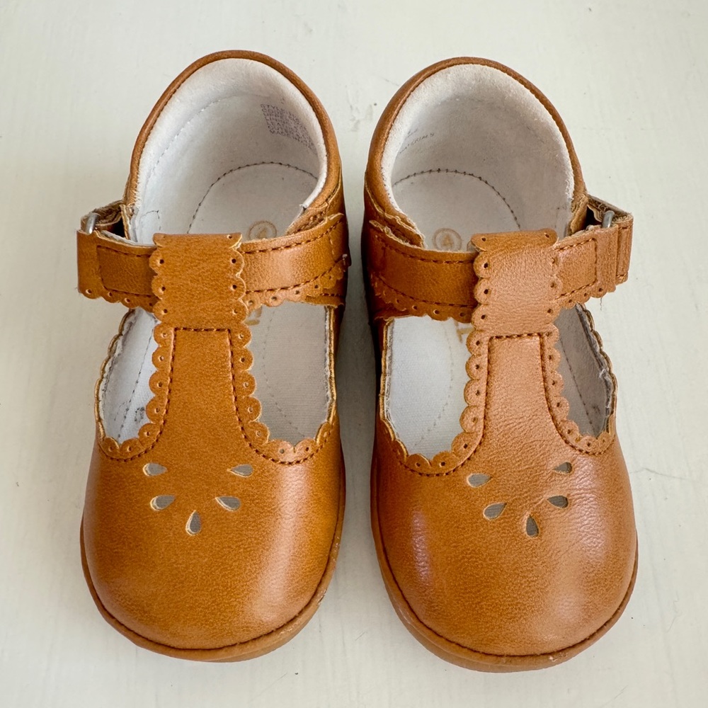 Angel size 4 tan leather mary janes in excellent condition